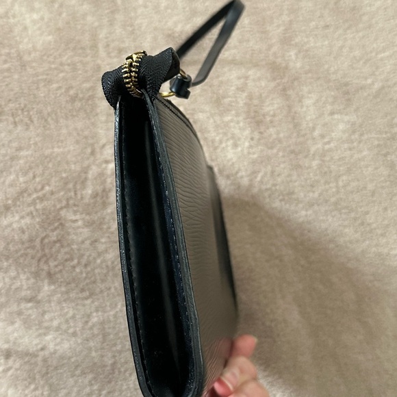 Louis Vuitton Black Epi Leather Pouchette - Picture 3 of 9